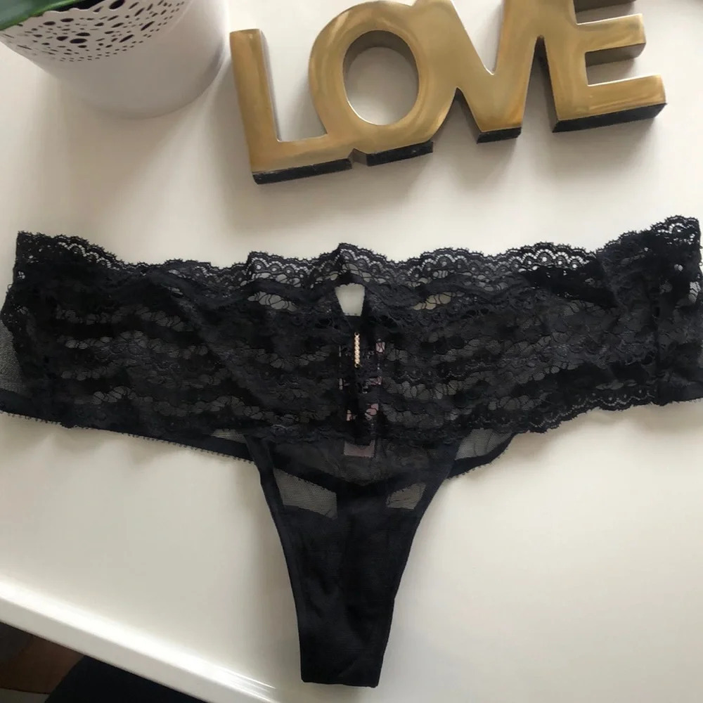 NWT Victoria’s Secret wide side thong/black/M